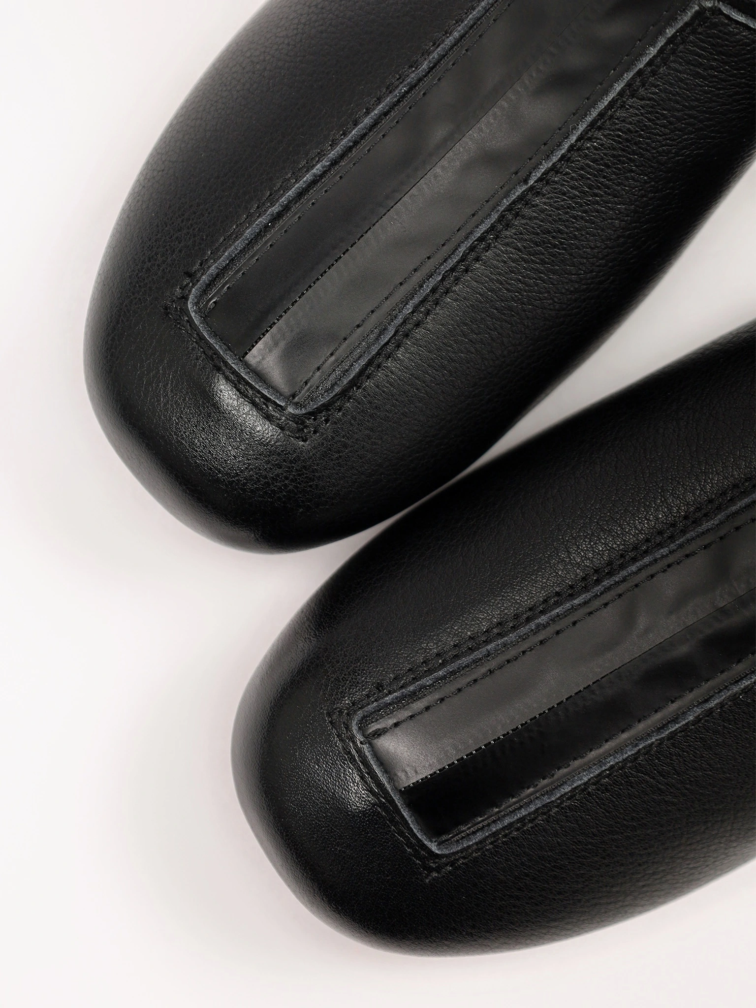 Ботинки черного цвета с декоративным замком спереди